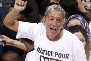 La mère de la victime, portant un tee-shirt "Justice pour Nahel", a ouvert le défilé, qui a réuni 6200 personnes, selon une source policière.